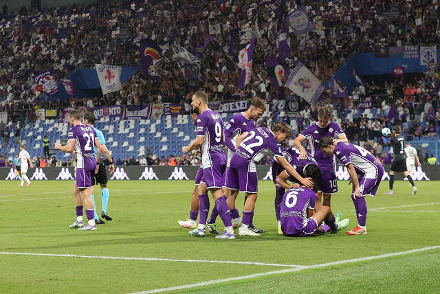 Giocatori della Fiorentina in campo durante una partita
