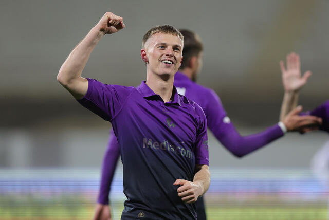Albert Gudmundsson esulta dopo un gol segnato in viola