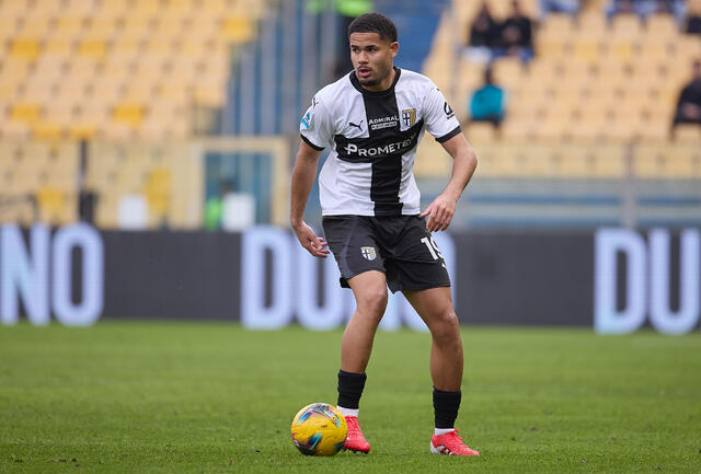 Il centrocampista del Parma Simon Sohm col pallone 