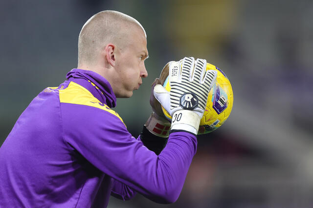 Oliver Christensen stoppa un pallone durante un riscaldamento