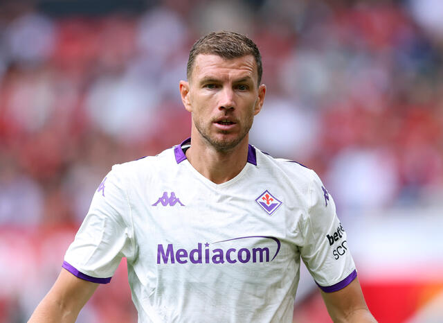 Edin Dzeko durante un'amichevole con la Fiorentina