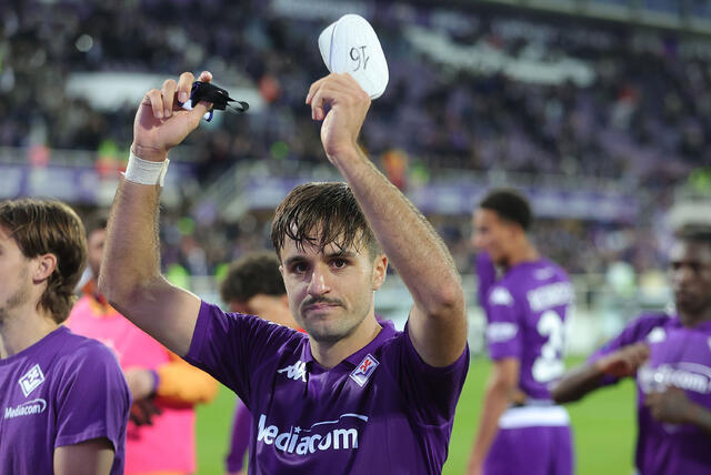 Il capitano della Fiorentina Luca Ranieri ringrazia i tifosi viola 