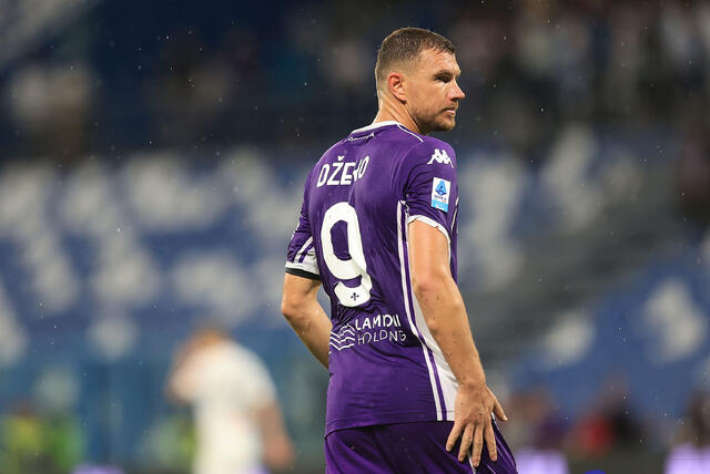 Edin Dzeko in campo con la maglia viola 