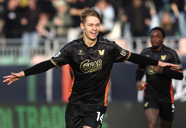 Nicolussi Caviglia esulta dopo un gol segnato col Venezia in Serie A