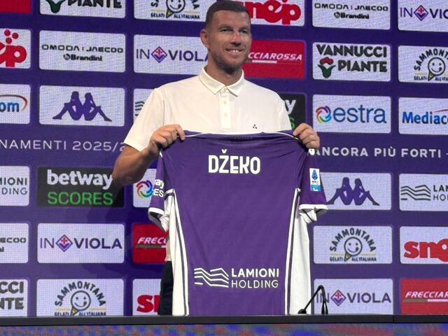 Edin Dzeko durante la presentazione al Viola Park