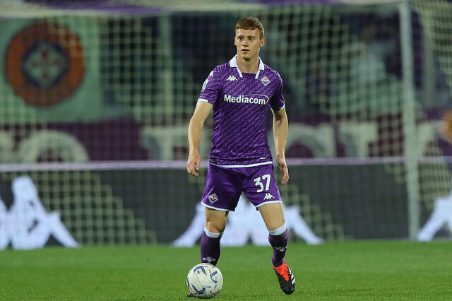 Pietro Comuzzo in campo con la maglia della Fiorentina 