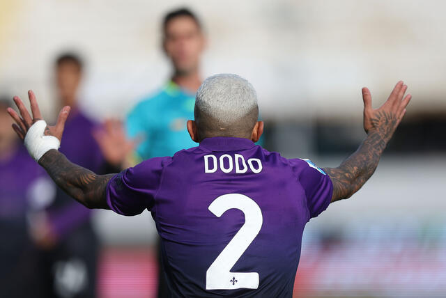 Dodò richiama l'attenzione dell'arbitro durante una partita di Serie A con la Fiorentina