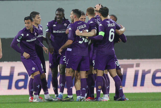 I giocatori della Fiorentina esultano dopo un gol segnato in Conference League 