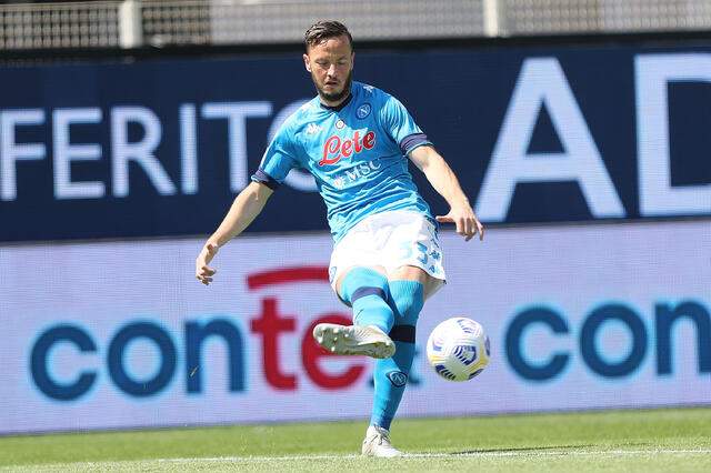Amir Rrhamani effettua un passaggio 