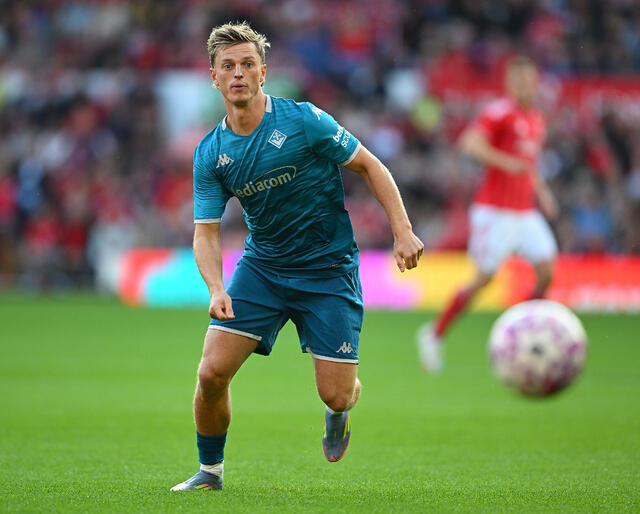 Albert Gudmundsson in campo durante l'amichevole col Nottingham Forest 