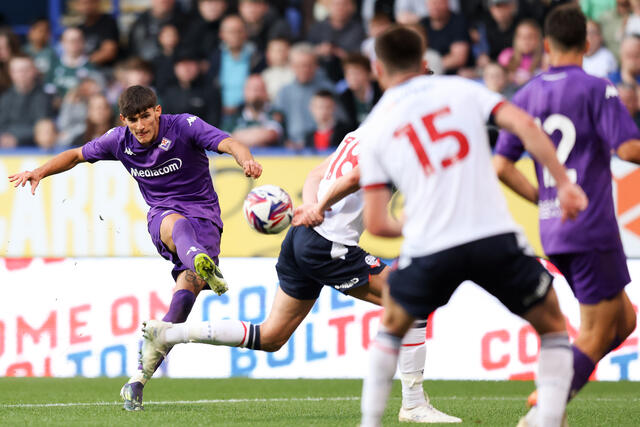 L'esterno della Fiorentina Niccolò Fortini calcia in porta 