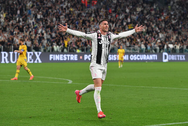 Dusan Vlahovic esulta per un gol segnato con la Juventus 