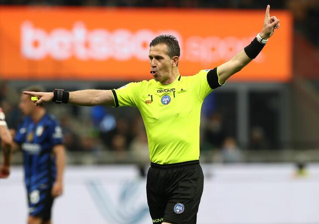 L'arbitro Daniele Doveri dirige una partita dell'Inter
