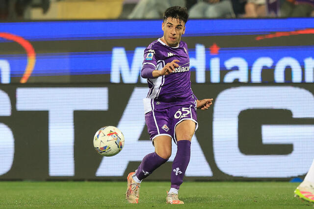 Fabiano Parisi effettua un passaggio in maglia viola 