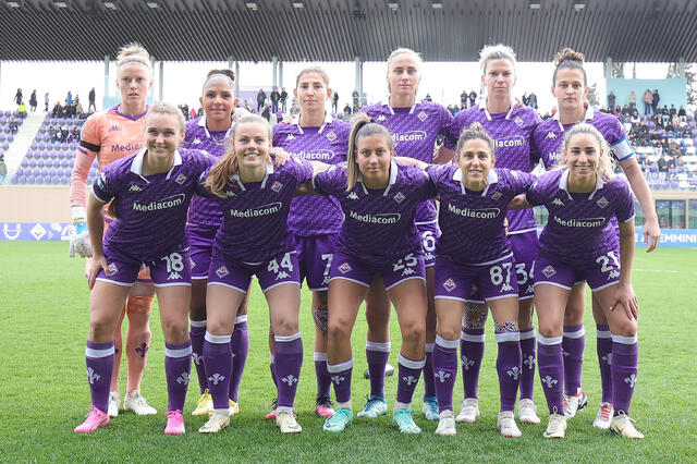 La Fiorentina Femminile in posa prima di una partita