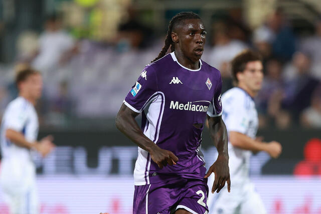 Moise Kean in campo con la maglia della Fiorentina 