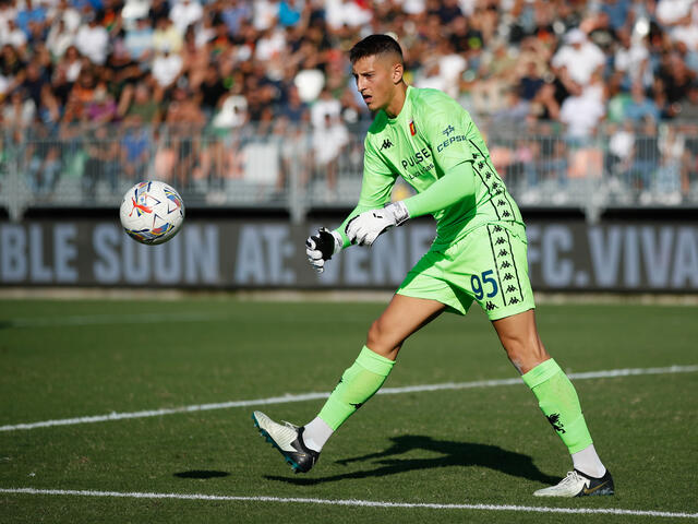 Pierluigi Gollini mentre si appresta ad effettuare un rinvio con la maglia del Genoa 