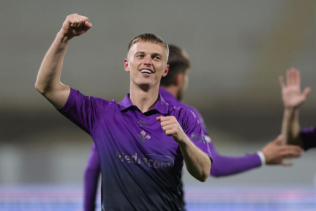 Albert Gudmundsson esulta dopo un gol segnato alla Juventus