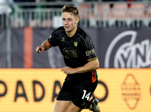 Nicolussi Caviglia in campo con la maglia del Venezia 