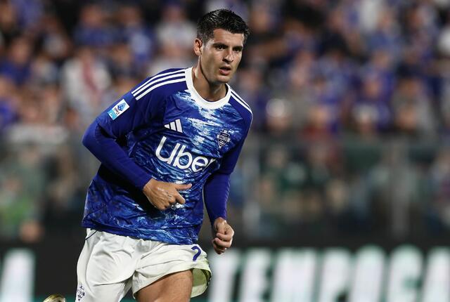 Alvaro Morata in campo con la maglia del Como 