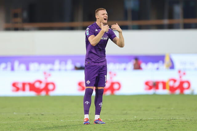 Pietro Comuzzo in campo con la maglia della Fiorentina