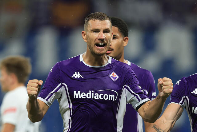 Edin Dzeko esulta dopo un gol segnato con la Fiorentina 