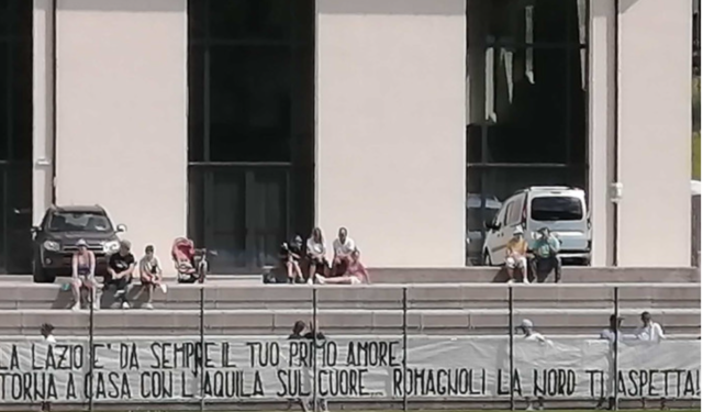 Striscione dei tifosi della Lazio per Romagnoli: "Torna a casa, ti aspettiamo". Lotito: "Solo a certe condizioni" Striscione dei tifosi della Lazio per Romagnoli: "Torna a casa, ti aspettiamo". Lotito: "Solo a certe condizioni"