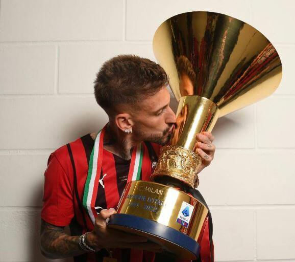 Milan, Castillejo ufficializza il suo addio: "Non ho giocato quanto mi sarebbe piaciuto, ma sono stato sempre disponibile con il sorriso e la voglia di lavorare" Milan, Castillejo ufficializza il suo addio: "Non ho giocato quanto mi sarebbe piaciuto, ma sono stato sempre disponibile con il sorriso e la voglia di lavorare"